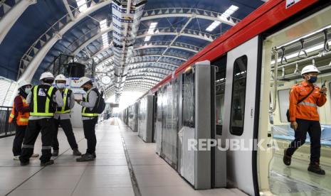 Seorang pekerja melintas di dalam kereta api ringan atau Light Rail Transit (LRT) saat akan melaksanakan uji coba lintasan LRT Jabodebek TMII-Cibubur di Stasiun LRT TMII, Jakarta, Rabu (11/11/2020). Menurut Direktur Utama PT Adhi Karya (Persero) Tbk Entus Asnawi Mukhson, Moda transportasi massal itu ditargetkan beroperasi penuh sekitar bulan Juni 2022 dikarenakan masih terganjal pada dua titik pembebasan lahan yakni di kawasan Dukuh Atas dan Bekasi yang diperuntukkan sebagai depo. 