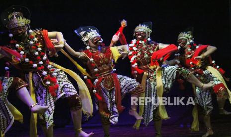 Penampilan tari Topeng Cirebon saat Gelaran Ngibing Pakalangan yang dibawakan oleh puluhan penari tradisional dan para pendekar silat 