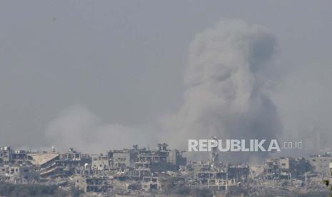 Asap mengepul di Jalur Gaza setelah serangan militer Israel, 2 November 2023. 