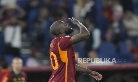 Selebrasi striker AS Roma, Romelu Lukaku, setelah mencetak gol dalam laga debutnya bersama Roma di Serie A Liga Italia Serie A 2023/2024 di Stadion Olimpico, Roma, Senin (18/9/2023) dini hari WIB. 