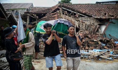 Warga menggotong jenazah korban gempa Cianjur Siti Imat Rohimat (41) di Kampung Kuta Wetan, Desa Mangunkerta, Kecamatan Cugenang, Kabupaten Cianjur, Jawa Barat, Kamis (24/11/2022). Almarhum Siti Imat Rohimat meninggal di lokasi posko pengungsian diduga akibat sakit saat terjadi gempa berkekuatan magnitudo 5,6 pada Senin 21 Novembee lalu. Sementara berdasarkan data Badan Nasional Penanggulangan Bencana (BNPB) pada (23/11) kemarin, jumlah korban tewas dilaporkan bertambah menjadi 271 orang, 2.043 warga luka-luka, dan 40 lainnya masih hilang. Republika/Thoudy Badai