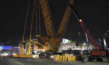 Sejumlah pekerja menyelesaikan pemasangan balok girder (erection girder). (Ilustrasi)