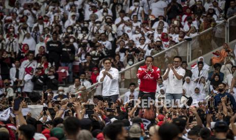 Presiden Joko Widodo (tengah) menyapa relawan saat menghadiri acara Gerakan Nusantara Bersatu: Satu Komando Untuk Indonesia di Stadion Utama Gelora Bung Karno, Jakarta, Sabtu (26/11/2022). Gerakan Nusantara Bersatu dari berbagai elemen relawan Jokowi itu untuk menyelaraskan persepsi barisan satu komando di bawah arahan Presiden Joko Widodo. 