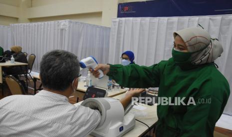 Petugas medis melakukan pemeriksaan kesehatan pendahuluan sebelum menyuntikan vaksin COVID-19 kepada pegawai dan wartawan KPK di Gedung penunjang KPK, Jakarta, Selasa (23/2) lalu. Pemberian vaksin COVID-19 kepada seluruh pegawai, tahanan, jurnalis dan pihak eksternal KPK tersebut sebagai bagian dari upaya percepatan pengendalian dan berkelanjutan COVID-19 di Indonesia. 