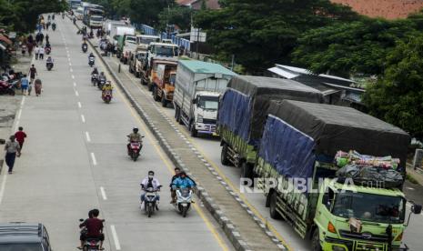 Korps Lalu Lintas (Korlantas) Polri menyiapkan 13 unit timbangan portabel di sejumlah titik guna mencegah kelebihan muatan kendaraan yang bisa membahayakan pengguna jalan raya. (Foto: Antrean truk pengangkut logistik)