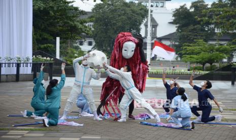 Penampilan teaterikal yang menggambarkan perjuangan tenaga kesehatan dalam mengangani Covid-19 saat peresmian Monumen Pahlawan Covid-19, di Jalan Surapati, Kota Bandung, Sabtu (4/12/2021). Kemenkes sedang menyusun langkah antisipasi terhadap skenario terburuk yang mungkin dialami tenaga kesehatan (nakes) saat gelombang pasang kasus omicron melanda Indonesia.