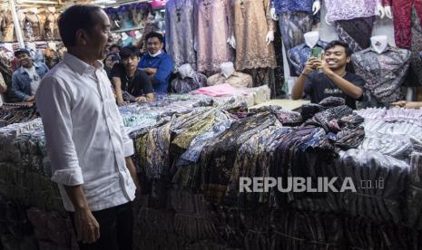 Presiden Joko Widodo (kiri) berdialog dengan para pedagang di Pasar Tanah Abang, Jakarta, Senin (2/1/2023). Presiden Joko Widodo juga meninjau harga berbagai kebutuhan pokok di Pasar Batuphat Timur, Lhokseumawe, Aceh, pada Jumat (10/2/2023).