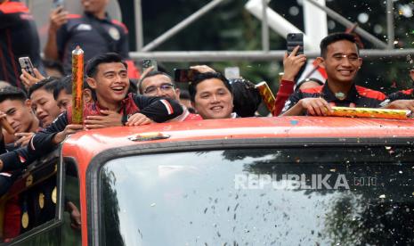 Ketua Umum PSSI Erick Thohir bersama pemain timnas sepakbola Indonesia  saat mengikuti kirab juara kontingen Sea Games 2023 di Depan Gedung Kemenpora, Senayan, Jakarta, Jumat (19/5/2023). Kegiatan kirab juara ini sebagai bentuk penghormatan bagi para Atlet Indonesia yang telah sukses mengharumkan bangsa indonesia di SEA Games 2023. Adapun rute Kirab Juara ini yaitu Kantor Kemenpora-HI-GBK. Seperti diketahui Idonesia berhasi sukses merebut 87 medali emas, 80 medali perak dan 109 medali perunggu.