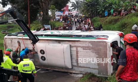 Sebuah bus PO terguling di kemuning, Karanganyar sekitar pukul 15.30 WIB. 