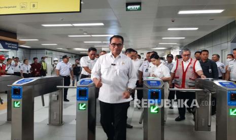 Kementerian Perhubungan (Kemenhub) melakukan uji coba LRT dari Stasiun Harjamukti, Kecamatan Cimanggis, Depok, Rabu (12/7/2023). Menhub harap 140 ribu orang akan beralih menggunakan LRT.