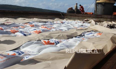 Tumpukan karung berisi beras impor asal Vietnam di atas kapal MV Hoang Trieu 69 yang tiba di Pelabuhan Tenau Kupang, NTT, Jumat (13/1/2023).