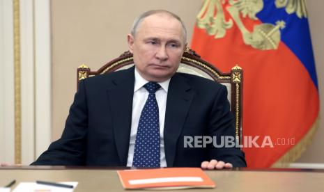  Presiden Rusia Vladimir Putin memimpin pertemuan dengan anggota Dewan Keamanan Rusia melalui konferensi video di kediaman negara Novo-Ogaryovo, di luar Moskow, Rusia, Jumat (3/3/2023). Dalam pernyataan terbarunya, Putin menuduh Ukraina menyerang warga sipil di daerah dekat perbatasan. 