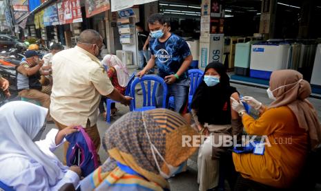 Polres Bekasi akan Tindak Warga Berkerumun Saat Akhir Tahun. Petugas kesehatan Puskesmas Bekasi Jaya menyuntikkan dosis pertama vaksin covid-19 pada warga di Kawasan Pertokoan Proyek, Jl Ir H Juanda, Kota Bekasi, Jawa Barat, Senin (13/9). Vaksinasi yang diselenggarakan secara jemput bola tersebut dilakukan secara langsung menyasar ke masyarakat sehingga memudahkan pelayanan vaksin, guna mendukung percepatan vaksinasi Covid-19 agar segera tercapai kekebalan kelompok (herd immunity) pada masyarakat di Kota Bekasi.Prayogi/Republika.