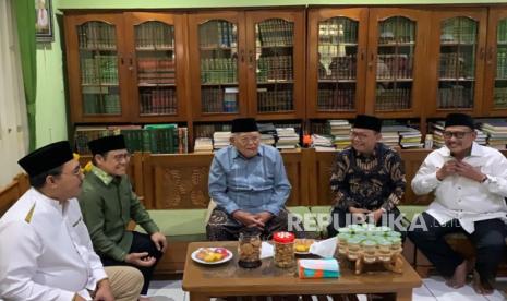 Ketua Umum PKB Muhaimin Iskandar berkunjung ke Pondok Pesantren Daarul Rahma yang diasuh KH Syukron Makmun di Kecamatan Jagakarsa, Jakarta Selatan, Kamis (15/8/2024). 