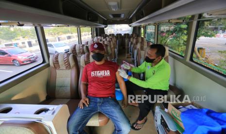 Vaksinator menyuntikkan vaksin COVID-19 kepada warga di halaman Masjid Agung, Indramayu, Jawa Barat. Vaksinasi Covid-19 booster kedua sudah dimulai tapi stok vaksin di Indramayu terbatas.