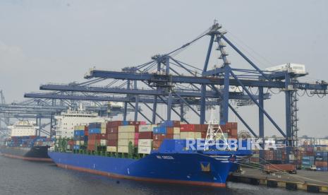 Suasana aktivitas bongkar muat peti kemas di pelabuhan Tanjung Priok, Jakarta Utara, Kamis (22/7/2021). 