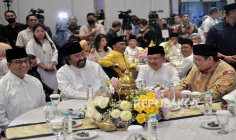 Bakal Calon Presiden dari Koalisi Perubahan untuk Persatuan (KPP) Anies Baswedan bersama Ketua Umum Partai Nasdem Surya Paloh, Wakil Presiden RI ke 10 dan 12 Jusuf Kalla, Ketua Umum Partai Golkar Airlangga Hartato (kiri-kanan). Ketua DPP Nasdem sebut cawapres Anies diumumkan sebulan sebelum pendaftaran.