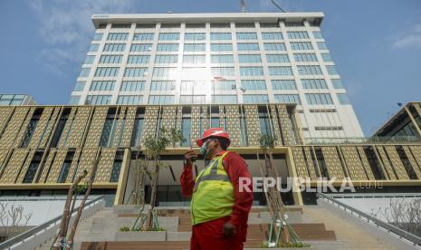 Petugas beraktivitas di area proyek renovasi Gedung Sarinah, Jakarta, Selasa (28/9). Gedung Sarinah yang merupakan  salah satu gedung bersejarah karena menjadi pusat perbelanjaan tertua di Indonesia sekaligus terdapat relief kuno yang sudah ada sejak tahun 1960 tersebut akan dijadikan pusat perbelanjaan yang mendorong produk lokal dan UMKM. Renovasi gedung Sarinah akan diresmikan pada Maret 2022 mendatang.Republika/Thoudy Badai