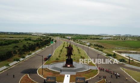 Monumen Jenderal Soedirman terlihat di area CBD PIK 2, Tangerang, Banten, Jumat (03/2/2023). 