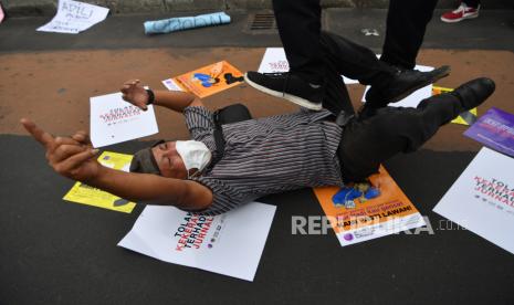 Wartawan yang tergabung dalam Forum Jurnalis se-Surabaya melakukan aksi teatrikal ketika aksi solidaritas jurnalis di Surabaya, Jawa Timur, Senin (29/3/2021). Dalam aksinya, mereka mendesak agar kepolisian mengusut tuntas kasus kekerasan yang diduga dilakukan oknum aparat  terhadap wartawan Tempo Nurhadi  ketika melakukan peliputan terkait kasus dugaan suap pajak Angin Prayitno Aji, mantan Direktur Pemeriksaan Direktorat Jenderal Pajak Kementerian Keuangan. 