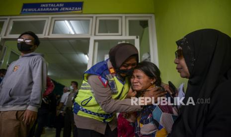 Keluarga korban kecelakaan truk menangis saat akan menjemput jenazah di RSUD Bekasi, Jawa Barat, Rabu (31/8/2022).  Sebanyak tujuh jenazah korban kecelakaan truk yang menabrak tiang BTS hingga roboh dibawa ke RSUD Bekasi untuk diidentifikasi sebelum diserahkan kepada keluarga. Republika/Putra M. Akbar