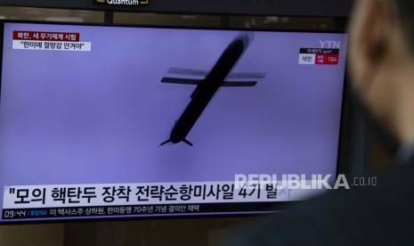  Seorang pria menonton berita di sebuah stasiun di Seoul, Korea Selatan,  Jumat (24/3/2023). Menurut Kantor Berita Pusat Korea (KCNA), Korea Utara menguji drone serangan nuklir bawah laut baru pada 21 Maret yang mampu menimbulkan tsunami radioaktif dan diam-diam menyerang musuh. Korea Utara juga melakukan latihan rudal jelajah pada 22 Maret, menggunakan uji hulu ledak yang mensimulasikan hulu ledak nuklir.