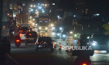 Kendaraan padati Jalan Raya Nagreg, Kabupaten Bandung, Jawa Barat (Jabar), Sabtu (6/4/2024) malam. Direktorat Lalu Lintas (Ditlantas) Polda Jabar memprediksi kepadatan lalu lintas arus mudik Lebaran akan terus meningkat hingga H-2.