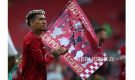 Pemain Liverpool Roberto Firmino bereaksi setelah pertandingan Liga Premier Inggris antara Liverpool FC dan Aston Villa di Liverpool, Inggris, Sabtu (20/5/2023).