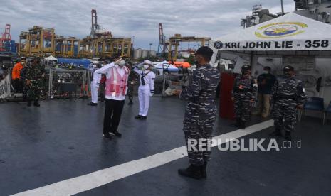 Menhub Budi Karya Sumadi (tengah) didampingi Panglima TNI Marsekal TNI Hadi Tjahjanto (kedua kiri) tiba untuk meninjau operasi SAR kecelakaan pesawat Sriwijaya Air SJ 182 di KRI John Lie 358, perairan Kepulauan Seribu, Jakarta, Minggu (10/1/2021). 