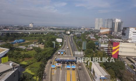 Foto udara lalu lintas mobil kendaraan menuju Jakarta di gerbang tol Bekasi Barat, Jawa Barat, Rabu (8/4/2020). Gubernur Jawa Barat Ridwan Kamil mengajukan PSBB (Pembatasan Sosial Berskala Besar) di wilayah yang berdekatan dengan Jakarta yaitu Bekasi kota/kabupaten, Depok dan Bogor kota/kabupaten ke pemerintah pusat untuk mencegah penyebaran virus corona (COVID-19)