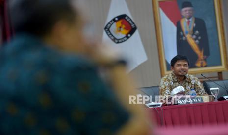 Anggota KPU RI Idham Holik menyampaiakan arahan dalam Rapat Koordinasi Penyampaian Rancangan Penataan Daerah Pemilihan dan Alokasi Kursi Anggota DPRD Kabupaten/Kota Pasca Uji Publik dalam Pemilu Tahun 2024 Di Gedung KPU, Jakarta, Ahad (18/12/2022). Rapat koordinasi tersebut dilakukan KPU sebagai tahapan dan persiapan untuk mensukseskan Pemilu 2024. Republika/Prayogi