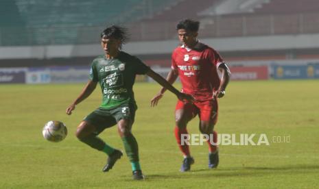 Penyerang sayap Persis Solo Irfan Jauhari (kanan)