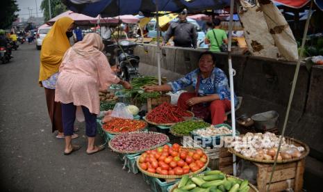 Pedagang melayani pembeli di pasar tradisional Pasar Minggu, Jakarta, Senin (19/12/2022). Menjelang hari libur Natal dan Tahun Baru 2023, sejumlah harga bahan pokok seperti bawang merah, cabai rawit merah, cabai merah dan daging ayam mengalami kenaikan. Menurut pedagang setempat, harga cabai rawit merah di pasar tersebut mencapai Rp45.000 per kilogram, bawang merah Rp35.000 per kilogram, cabai merah Rp35.000 per kilogram dan daging ayam Rp45.000 per kilogram. Sejumlah pedangang mengeluhkan imbas dari kenaikan harga bahan pokok berdampak pada menurunnya daya beli masyarakat hingga 50 persen. 