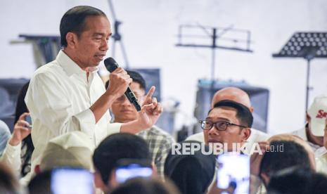 Presiden Indonesia ke-7 Joko Widodo (kiri) menyampikan pandangan politiknya bersama Calon Gubernur DKI Jakarta nomor urut 1 Ridwan Kamil (kanan) pada acara dialog bersama di Jakarta, Senin (18/11/2024). Pada acara tersebut Joko Widodo menyampaikan dukungannya kepada pasangan Calon Gubernur dan Wakil Gubernur  DKI Jakarta nomor urut 1 Ridwan Kamil-Suswono. 