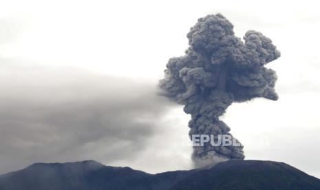 Gunung Marapi memuntahkan material vulkanik saat meletus di Agam, Sumatera Barat, Indonesia, Senin, 4 Desember 2023. Gunung berapi tersebut memuntahkan kolom abu tebal setinggi 3.000 meter (9.800 kaki) ke langit dalam letusan mendadak pada Minggu dan panas. awan abu menyebar beberapa mil (kilometer).