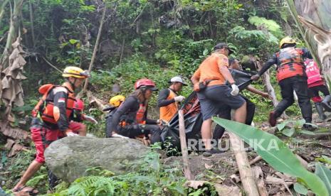 Tim SAR gabungan  menemukan balita yang hanyut di Selokan Mataram, dalam keadaan meninggal dunia, Senin (11/3/2024). 