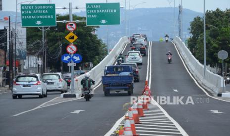 Dua Flyover Baru di Bandung Bisa Digunakan Tahun Ini. Uji coba kelaikan flyover Laswi dua arah yang menghubungkan Jalan Pelajar Pejuang ke Jalan Laswi kembali diberlakukan, Senin (21/12). Pemberlakuan sistem dua arah ini akan dipermanenkan sementara waktu. Selanjutnya Dishub Kota Bandung akan mengevaluasi kebijakan sistem dua arah seusai uji coba.