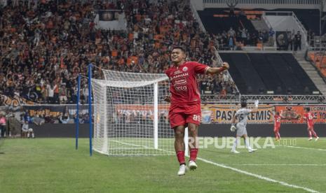 Pesepak bola Persija Jakarta Taufik Hidayat melakukan selebrasi usai mencetak gol ke gawang Chonburi FC pada laga persahabatan dalam rangka peresmian Stadion Jakarta International Stadium (JIS).