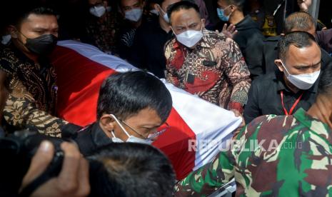 Petugas mengangkat peti jenazah almarhum Menpan-RB Tjahjo Kumolo di Rs Abdi Waluyo, Jakarta, Jumat (1/7/2022). Tjahjo Kumolo tutup usia pada Jumat pukul 11.10 WIB karena sakit setelah dirawat secara intensif dan rencananya akan di makamkan di TMP Kalibata.Prayogi/Republika