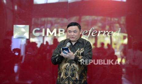 Direktur Consumer Banking CIMB Niaga Noviandy Wahyudi memberikan sambutan saat perayaan Hari Pelanggan Nasional (Harpelnas) 2023 di Graha CIMB Niaga, Jakarta, Senin (4/9/2023). CIMB Niaga merayakan Harpelnas 2023 sebagai bagian rangkaian HUT CIMB Niaga ke-68 serentak di Kantor Cabang, Digital Lounge dan Digital Branch yang tersebar di seluruh Indonesia. Dengan mengusung tema Nasabah #YangUtama, Aspirasi Kami untuk Tumbuh dan Berinovasi,CIMB Niaga memanfaatkan momentum Harpelnas tahun ini untuk mengapresiasi nasabah setia dan memperkuat komitmen dengan memberikan layanan penuh empati selaras dengan nilai customer centricity. Sebagai wujud apresiasi, CIMB Niaga menggelar beragam aktivitas dan program menarik yang dapat dinikmati oleh nasabah.