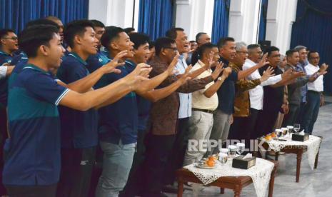 Pj Gubernur Jabar Bey Machmudin, Manajer Persib Bandung Umuh Muchtar, sejumah pejabat terkait. dan sejumlah pemain persib berfoto bersama usai pemberian kadeudeuh Persib Juara, di Gedung Sate, Kota Bandung, Selasa (4/6/2024). Uang kadeudeuh tersebut berasal dari tiga badan usaha milik daerah (BUMD) yakni Bank BJB, Migas Utama Jabar, dan Jamkrida Jabar atas prestasi Persib menjuarai Liga 1 2023-2024.