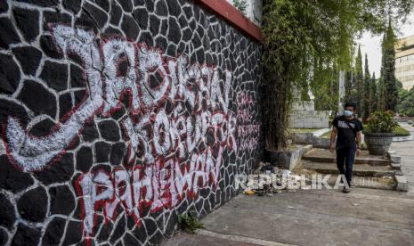  Perguruan Tinggi Diharap Bangun Integritas Melawan Korupsi. Foto: Warga melintas di depan mural yang bertuliskan Jadikan Koruptor Pahlawan di Jalan Perintis Kemerdekaan, Sumur Bandung, Kota Bandung, Senin (30/8). Mural tersebut merupakan bentuk ekspresi dari sejumlah seniman sekaligus media penyampaian kritik dan sindiran terhadap perilaku korupsi di Indonesia. Foto: Republika/Abdan Syakura