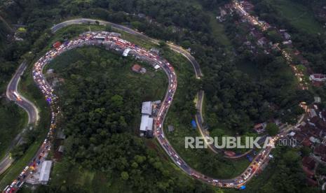 Foto udara antrean kendaraan di kawasan Lingkar Gentong, Kadipaten, Kabupaten Tasikmalaya, Jawa Barat, Selasa (25/4/2023). Pada H+3 Lebaran 2023, kawasan Lingkar Gentong mulai dipadati pemudik yang akan menuju Bandung dan Jakarta.