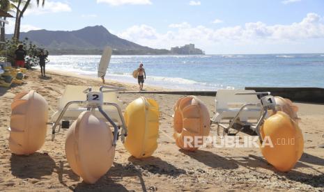  Kendaraan perahu duduk di Pantai Waikiki menunggu untuk disewa Kamis, 15 Oktober 2020, di Honolulu. Program pengujian pra-perjalanan baru akan memungkinkan pengunjung yang dites negatif COVID-19 untuk datang ke Hawaii dan menghindari karantina wajib selama dua minggu mulai berlaku Kamis. Pandemi telah menyebabkan penurunan yang menghancurkan pada ekonomi berbasis pariwisata Hawaii dan banyak yang berharap pengujian akan membantu ekonomi pulih.