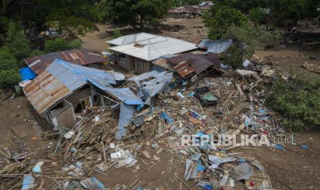 Sejumlah rumah hancur akibat banjir bandang di Adonara Timur, Kabupaten Flores Timur, Nusa Tenggara Timur (NTT), Rabu (7/4/2021). Warga korban banjir bandang dan tanah longsor di Flores Timur mengeluhkan minimnya alat berat dan alat bantu lainnya untuk membersihkan puing bangunan, batu, dan lumpur. 