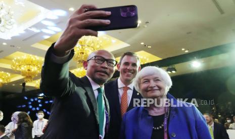 Co-Chair of the Pandemic Fund Chatib Basri, kiri, berswafoto dengan Menteri Keuangan A.S. Janet Yellen, kanan, dan Bendahara Australia Jim Chalmers selama Peluncuran Pandemic Fund2 pada Pertemuan Menteri Kesehatan dan Keuangan Bersama G20 ke-2 menjelang G20 KTT pemimpin, di Nusa Dua, Bali, Indonesia, Minggu, 13 November 2022.