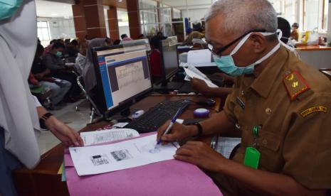 Pelayanan administrasi Disdukcapil Garut hanya layani kebutuhan mendesak (Foto: ilustrasi pelayanan publik)