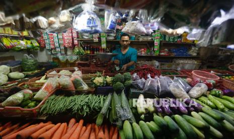 Seorang pedagang sayuran menunggu pelanggan di pasar tradisional di Jakarta, Indonesia, 28 Maret 2022. 