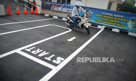 Mulai hari ini ujian praktik untuk mendapatkan Surat Izin Mengemudi (SIM) C bagi pengendara sepeda motor tidak lagi harus berkendara dengan bermanuver slalom membentuk angka 8 dan zig-zag.