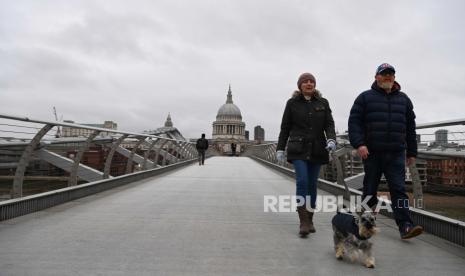 Varian Covid-19 Inggris Dapat Mendominasi AS pada Maret. Pejalan kaki berjalan di jembatan Millennium di London, Inggris, 05 Januari 2021. Inggris telah memasuki penguncian nasional terberat sejak Maret untuk membantu membendung gelombang meningkatnya kasus penyakit coronavirus (COVID-19) di seluruh negeri. Perdana Menteri Inggris Boris Johnson mengumumkan pada 4 Januari malam bahwa akan ada penguncian nasional ketiga di Inggris. Peraturan tersebut, diharapkan akan tetap berlaku hingga pertengahan Februari, akan diajukan di parlemen pada 5 Januari dan akan dilakukan pemungutan suara pada 6 Januari.